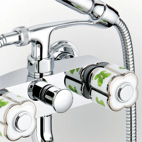 THG CAPUCINE VERT DECOR PLATINE Смеситель для ванны настенный, с ручным душем и шлангом 1500 мм., декор платина/зеленый, цвет хром