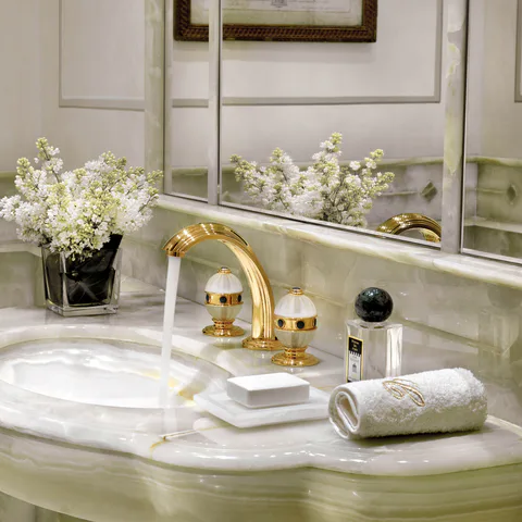 THG AMBOISE ONYX NOIR Смеситель для раковины на 3 отверстия, с донным клапаном, вставки темный оникс, цвет полированное золото