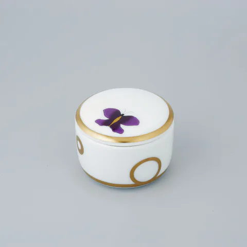THG CAPUCINE MAUVE DECOR OR Коробка для таблеток керамическая, круглая &oslash;55 мм., настольная, декор золото/лиловый, цвет белый