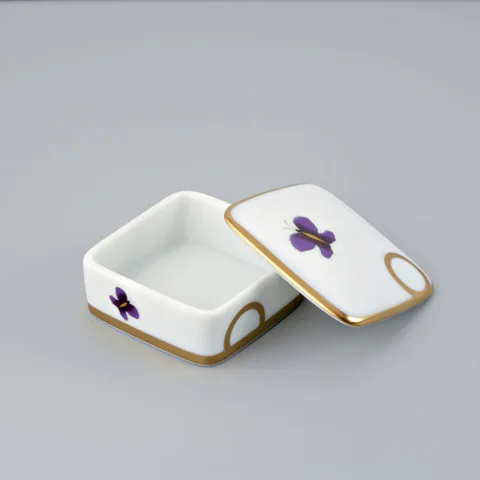 THG CAPUCINE MAUVE DECOR OR Коробка для таблеток керамическая, квадратная 55х55 мм., настольная, декор золото/лиловый, цвет белый