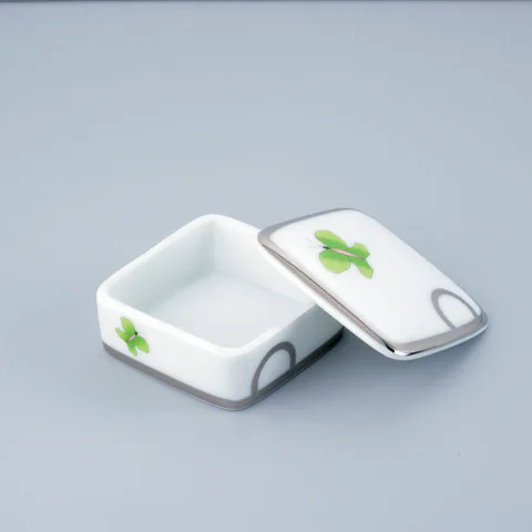 THG CAPUCINE VERT DECOR PLATINE Коробка для таблеток керамическая, квадратная 55х55 мм., настольная, декор платина/зеленый, цвет белый