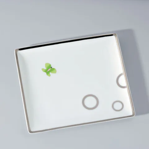 THG CAPUCINE VERT DECOR PLATINE Поднос керамический 171х154 мм., настольный, middle size, декор платина/зеленый, цвет белый