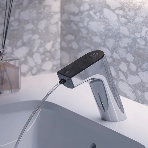 Ideal Standard Intelliflow Электронный смеситель для раковины, работа от сети, с адаптером 100-240VAC, без донного клапана, цвет: хром/чёрный глянец